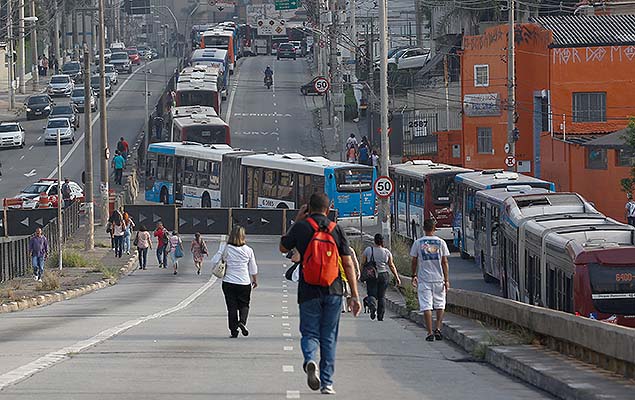 Passageiros de nibus caminham pelo viaduto Santo Amaro, na zona sul de SP; aps acidente, trfego  liberado na av. dos Bandeirantes