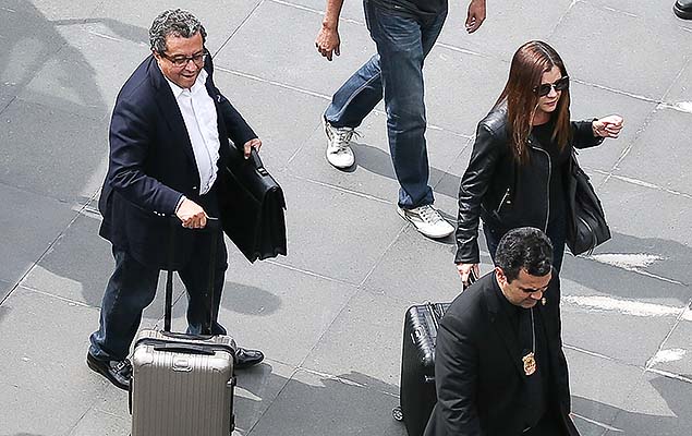Com priso decretada, o publicitrio Joo Santana e sua mulher Monica Moura na chegada ao aeroporto de Guarulhos, em SP 