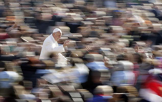 O papa Francisco chega para sua audincia semanal na praa So Pedro, no Vaticano, na manh desta quarta-feira