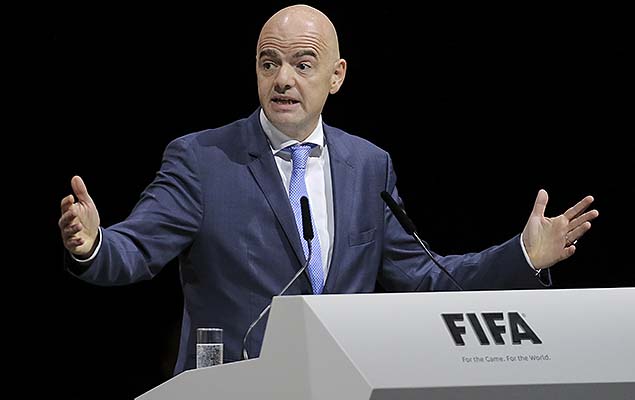 O suo Gianni Infantino discursa aps vencer a eleio para a presidncia da Fifa