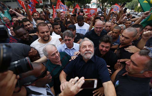 Lula retorna ao seu apartamento em So Bernardo do Campos aps pronunciamento sobre a Lava Jato