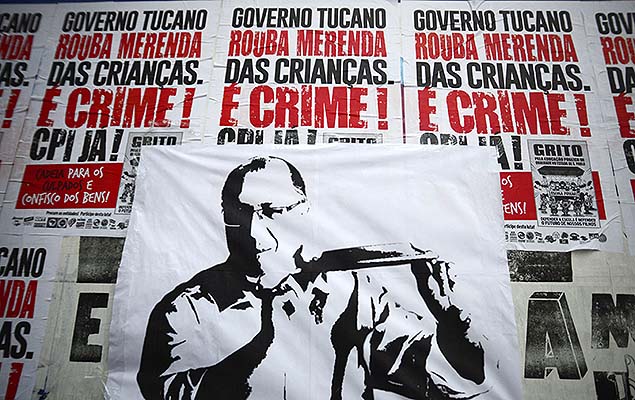 Cartazes na av. Paulista, em São Paulo, pedem a abertura de uma CPI para apurar denúncias de desvio de verbas da merenda escolar