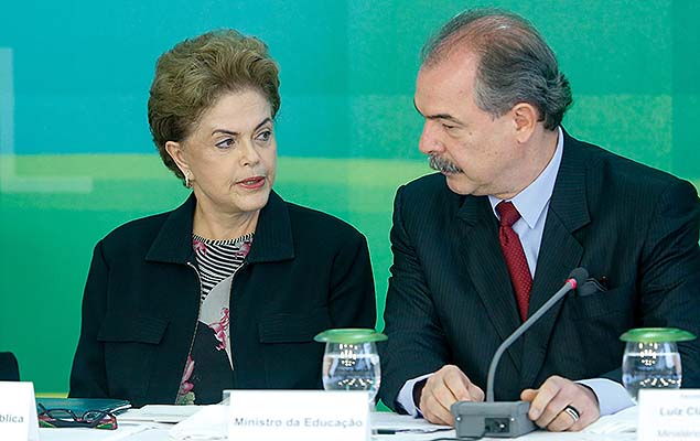 Presidente Dilma e o ministro da Educao, Aloizio Mercadante, participam de reunio com reitores de universidades federais, em Braslia (DF)