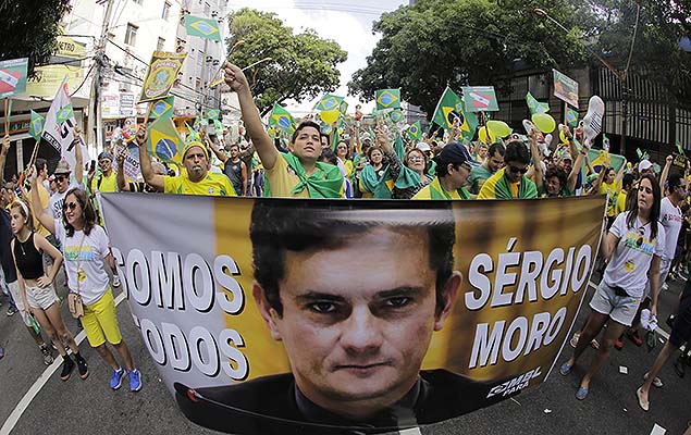 Manifestantes demonstram apoio ao juiz Sergio Moro