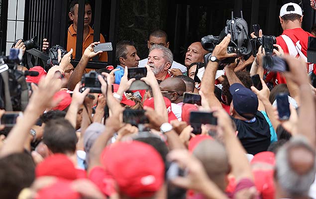 O ex-presidente Lula cumprimenta manifestantes em frente ao prdio onde mora, em So Bernardo do Campo, na Grande So Paulo