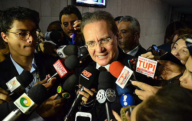 O presidente do Senado, Renan Calheiros (PMDB-AL), fala com a imprensa ao chegar ao Senado Federal, nesta tera-feira (15), em Braslia (DF).