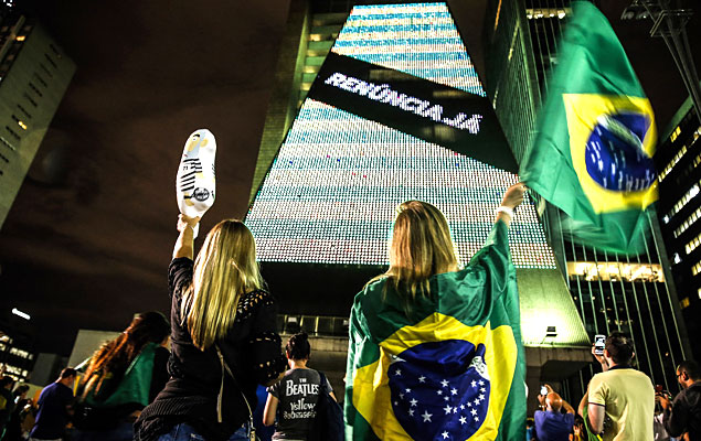 Prdio da Fiesp exibe mensagem pedindo a renncia da presidente Dilma na av. Paulista, em So Paulo