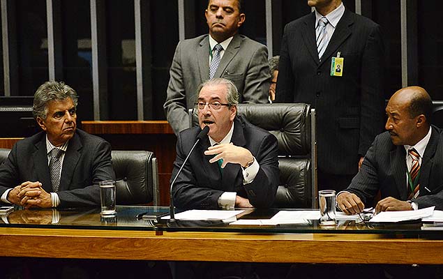 O presidente da Câmara, Eduardo Cunha (PMDB-RJ), dá início à sessão para votar comissão do impeachment da presidente Dilma (DF)