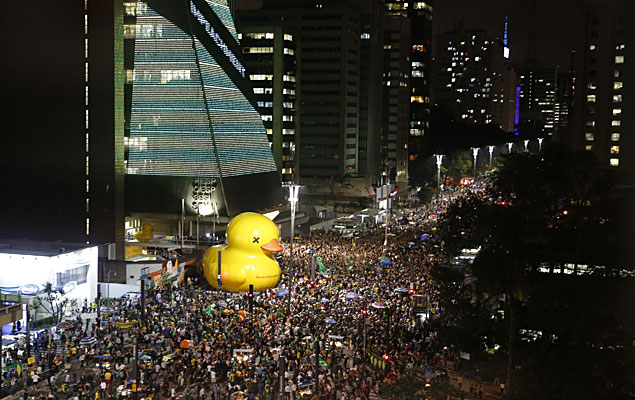 Manifestantes protestam na avenida Paulista
