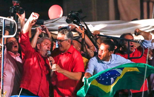 O ex-presidente Lula discursa na avenida Paulista durante ato a favor do governo de Dilma Rousseff, nesta sexta-feira