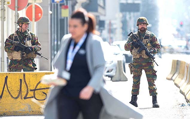 Soldados reforam a segurana nas ruas Bruxelas, na Blgica; Estado Islmico assume autoria de ataques que deixou ao menos 30 mortos