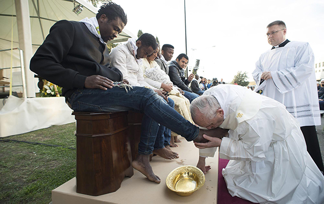 O papa Francisco beija os ps de refugiado em cerimnia na Itlia