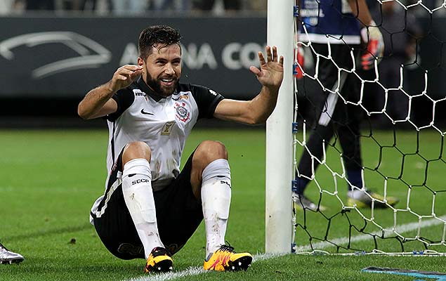 O zagueiro Felipe, do Corinthians, comemora seu gol na vitória sobre o Ituano, por 1 a 0, no Itaquerão (SP), pelo Paulista, neste sábado
