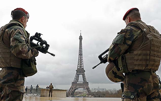 Exrcito patrulha perto da Torre Eiffel, em maro, aps os ataques em Bruxelas, na Blgica