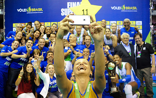 A lbero Fabi faz selfie com a equipe do Rio aps 11 ttulo da Superliga, em 2016