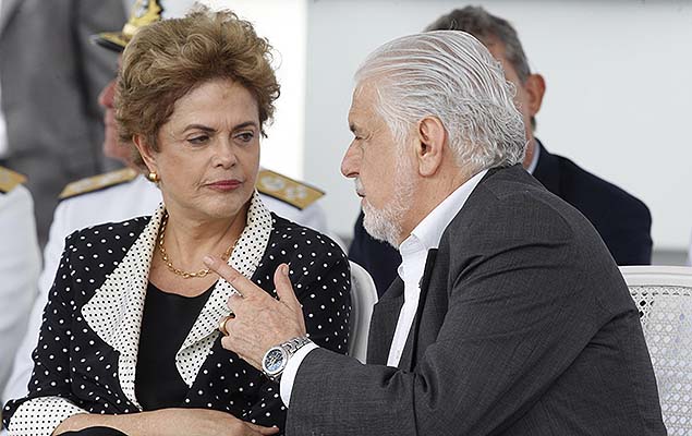 A presidente Dilma e o ministro Jaques Wagner na cerimônia de apresentação do navio doca no porto de Salvador, na Bahia