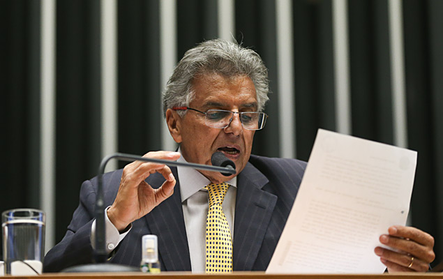 O primeiro-secretrio da Mesa Diretora da Cmara, deputado Beto Mansur (PRB-SP), l as 143 pginas do relatrio do deputado Jovair Arantes (PTB-GO)