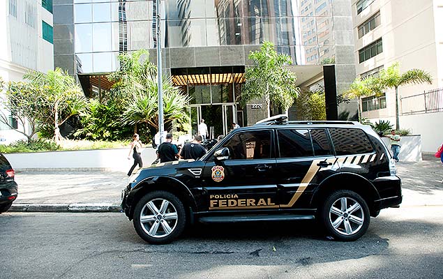 Polícia Federal cumpre mandado de busca e apreensão em um escritório da OAS, na av. Angélica, em SP, durante a 28ª fase da Lava Jato