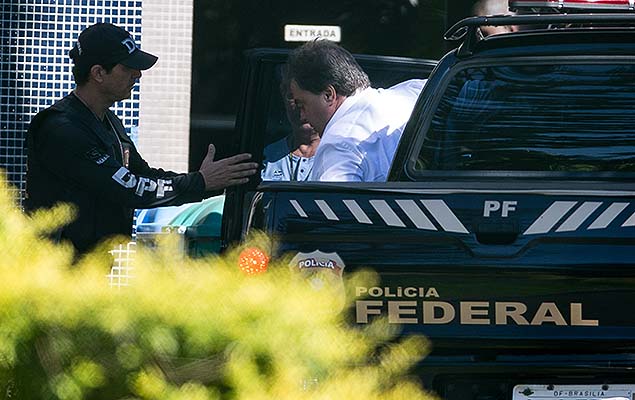 O ex-senador Gim Argello (PTB)  detido por agentes da PF, na 28 fase da Operao Lava Jato, em Braslia (DF), nesta tera-feira