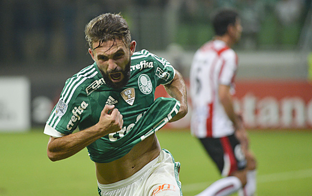 Allione do Palmeiras comemora seu gol durante partida contra o River Plate-URU