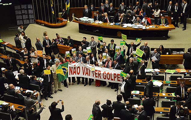 Cercados por opositores, deputados contrários ao impeachment estendem faixa na Câmara dos Deputados, em Brasília (DF)