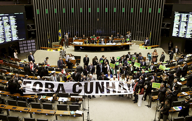 Deputados anti-impeachment abriram uma grande faixa "fora, Cunha" no plenrio da Cmara