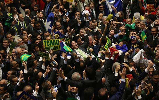 Deputado Bruno Cavalcanti de Arajo (PSDB-PE)  ovacionado aps dar voto decisivo para abertura do processo de impeachment de Dilma