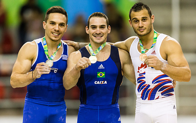 Zanetti com a medalha de ouro, ao lado do grego Eleftherios Petrounias ( esq.) e do francs Samir Ait Said