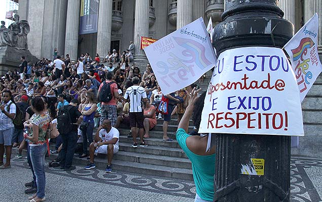 Por salrios atrasados, servidores pblicos protestam em frente a Assembleia Legislativa do Rio de Janeiro, na tarde desta tera-feira