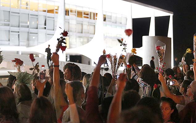 Cerca de 400 mulheres levam rosas para a presidente Dilma no Palcio do Planalto, em Braslia (DF), na noite desta tera-feira
