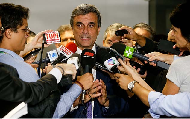 O advogado-geral da União, José Eduardo Cardozo, conversa com jornalistas após reunião com senadores petistas