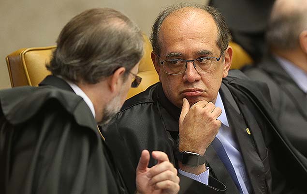 Os ministros Dias Toffoli (e) e Gilmar Mendes na sesso do STF que adiou o julgamento sobre a posse de Lula na Casa Civil