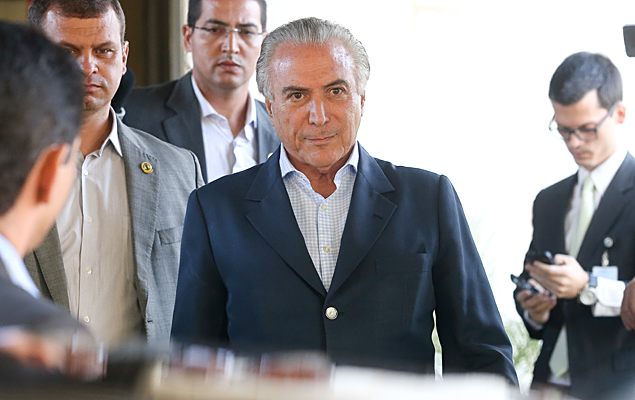 O presidente da Repblica em exerccio, Michel Temer, sai do prdio da vice-presidncia da Repblica no anexo I do Palcio do Planalto