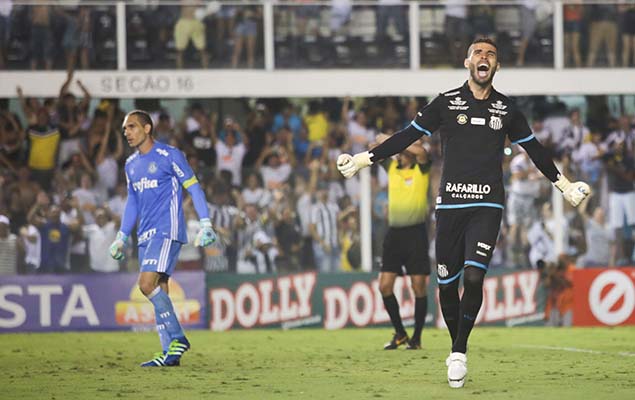 O goleiro Vanderlei, do Santos, vibra aps defender pnalti na partida contra o Palmeiras, na Vila Belmiro; time far final com Audax