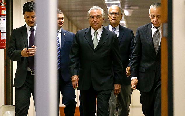 Vice-presidente Michel Temer (PMDB) deixa seu gabinete após reunião com parlamentares e lideranças partidárias em Brasília 