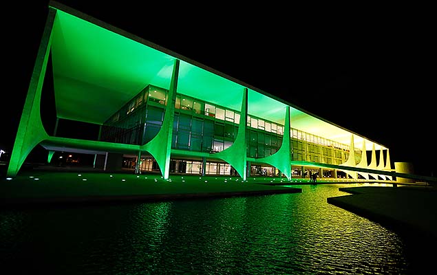 Palcio do Planalto  iluminado em verde e amarelo para celebrar os 100 dias para os Jogos Olmpicos