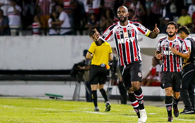 O atacante Grafite, do Santa Cruz, comemora seu gol na vitria sobre o Campinense, por 1 a 0, em Recife, pelo 1 jogo da final da Copa do Nordeste