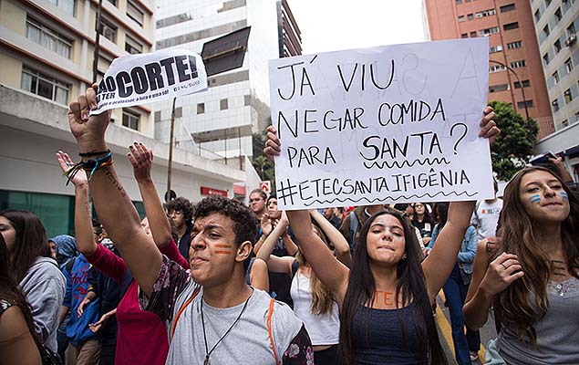 Estudantes protestam contra os desvios na merenda e os cortes na rede estadual pelas ruas da região central de SP, nesta quinta-feira