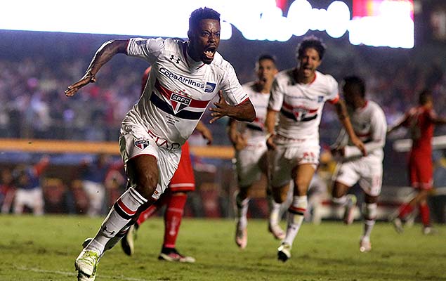 Michel Bastos, do So Paulo, comemora seu sobre o Toluca (MEX), no estdio do Morumbi (SP), pela Libertadores da Amrica, nesta quinta-feira