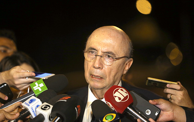 O ex-presidente do Banco Central Henrique Meirelles fala com jornalistas aps encontro com o vice-presidente da Repblica, Michel Temer