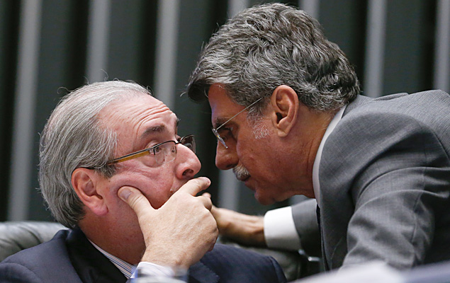 O presidente da Cmara dos Deputados, Eduardo Cunha (PMDB-RJ), conversa com o senador Romero Juc (PMDB-RR), durante sesso deliberativa no plenrio da Cmara
