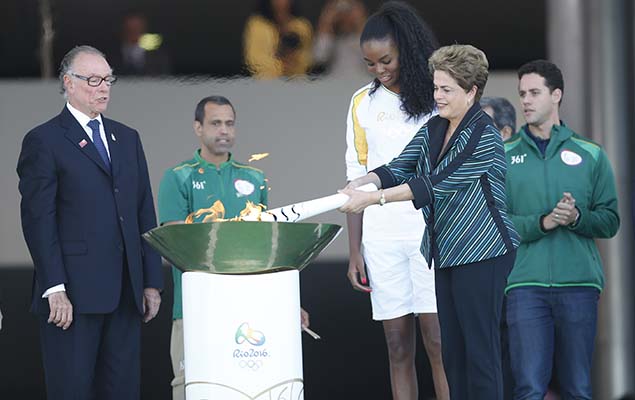 Ao lado de Fabiana, bicampe olmpica de vlei, e de Carlos Arthur Nuzman, presidente Dilma acende a tocha olmpica na rampa do Planalto