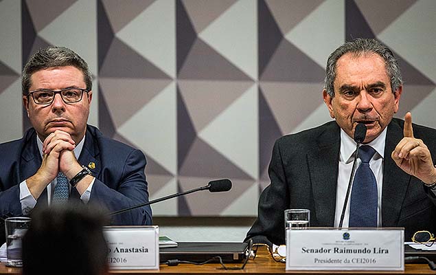 Raimundo Lira (à dir.) e o relator Antonio Anastasia em reunião da comissão do impeachment em maio