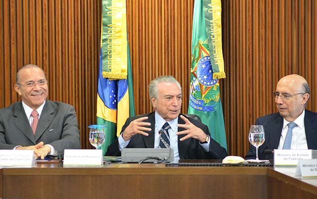 O presidente interino Michel Temer entre os ministros Eliseo Padilha (Casa Civil) e Henrique Meirelles (Fazenda) durante reunio ministerial