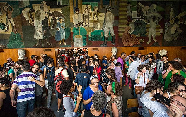 Manifestantes contrrios ao fim do Ministrio da Cultura ocupam o salo do Palcio Capamena, no Rio