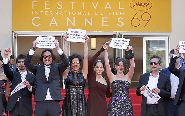A equipe do filme 'Aquarius', em protesto no Festival de Cannes em 2016 