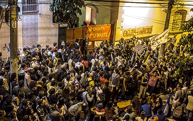 Manifestantes contrrios  extino do MinC e ao governo Temer ocupam a sede em So Paulo da Funarte (Fundao Nacional de Artes)