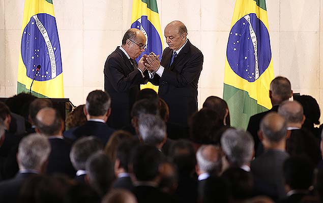 O novo ministro das Relaes Exteriores, Jos Serra, e o ex-ministro da pasta Mauro Vieira na transmisso de cargo (DF)
