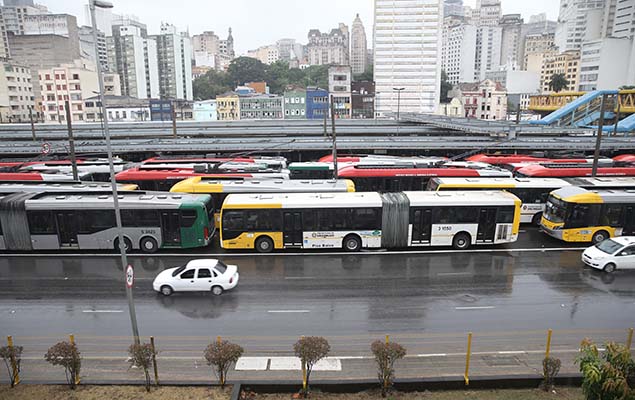 Motoristas e cobradores de nibus param as atividades no terminal Dom Pedro, no centro de So Paulo; categoria reivindica reajuste de 5%