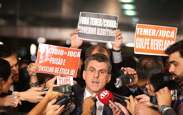 O ministro licenciado Romero Juc concede entrevista e parlamentares do PT levantam cartazes contra o peemedebista, nesta segunda-feira